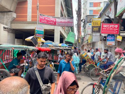 মেট্রো স্টেশন ঘিরে অব্যবস্থাপনা, ভোগান্তিতে যাত্রীরা