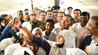 প্রধানমন্ত্রী তারেক রহমানের সঙ্গে সেলফি তোলেন শিক্ষার্থীরা