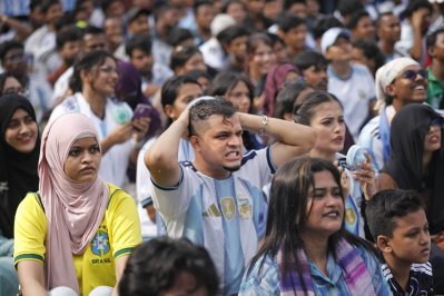 পুরো ম্যাচের সময় দর্শকদের মাঝে দেখা গেছে টানটান উত্তেজনা। ছবি: আবির আহম্মেদ সুপ্ত