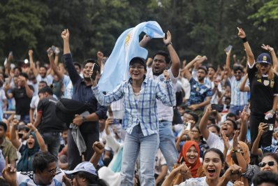 দর্শকদের বাঁধভাঙা উচ্ছ্বাস। ছবি: আবির আহম্মেদ সুপ্ত