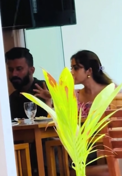 রেঁস্তোরায় প্রাচুর্য&rsquo;র কেয়া পায়েল