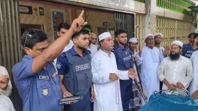 মায়ের জানাজায় অংশ নিয়েছেন শাহ আলম খন্দকার