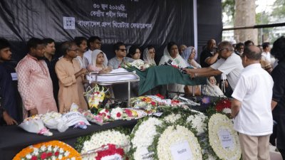 কেন্দ্রীয় শহীদ মিনারে মুস্তাফা মনোয়ারকে সর্বস্তরের মানুষ শ্রদ্ধা জানায় 
