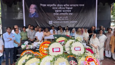 কেন্দ্রীয় শহীদ মিনারে মুস্তাফা মনোয়ারকে সর্বস্তরের মানুষ শ্রদ্ধা জানায়