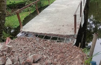 ঠিকাদার বলেছেন, মাঝেখানে নয়; সেতুর দুই পাশে বাঁশের কঞ্চি ব্যবহার করেছেন
