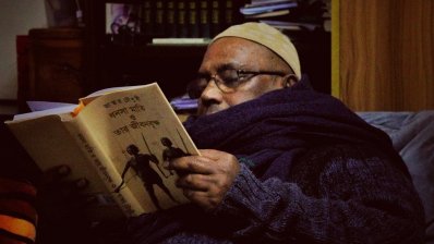উপন্যাস &ldquo;ধনসা মাতি ও তার জীবনবৃক্ষ&rdquo; হাতে ভাস্কর চৌধুরী । ছবি: অরুণাভ দাস, ২০২২
