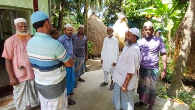 স্থানীয় মসজিদের সামনে স্বজনদের সঙ্গে নুরু মিয়া