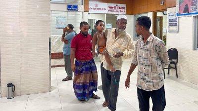স্থানীয় চিকিৎসায় ফল না পাওয়ার অভিযোগ রোগীদের। ছবি: বাংলা ট্রিবিউন 