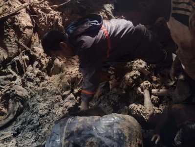 ফায়ার সার্ভিসের কর্মীরা মরদেহ উদ্ধার করেন
