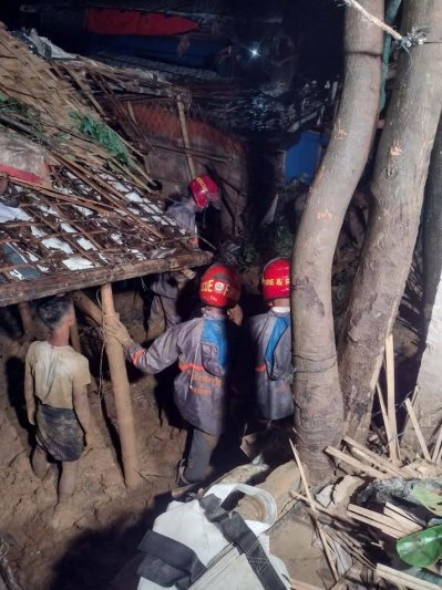 কক্সবাজারে পাহাড়ধস