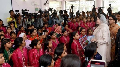 ডে কেয়ার সেন্টার পরিদর্শনে ডা. জুবাইদা রহমান