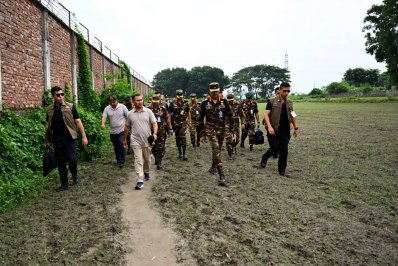 পায়ে হেটে প্রশিক্ষণ এলাকায় যাচ্ছেন প্রধানমন্ত্রী, ছবি: প্রেস উইং