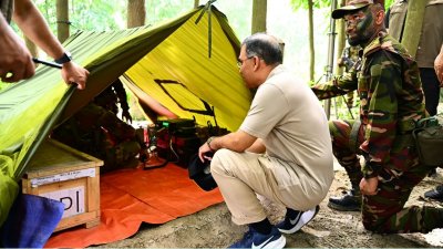 প্রধানমন্ত্রী একজন কমান্ডারের মৌখিক অপারেশনাল নির্দেশনা শোনেন। ছবি: সংগৃহীত
