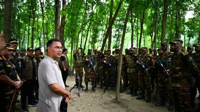জিওসি ও সিওর কাছ থেকে প্রশিক্ষণ এবং কৌশলগত প্রস্তুতি সম্পর্কে ব্রিফিং নেন প্রধানমন্ত্রী। ছবি: সংগৃহীত