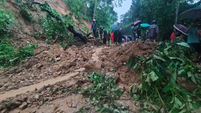 পাহাড়ধসে সড়&zwnj;কের ওপর প&zwnj;ড়ে বান্দরবানের সঙ্গে সারাদেশের সড়ক যোগাযোগ বিচ্ছিন্ন