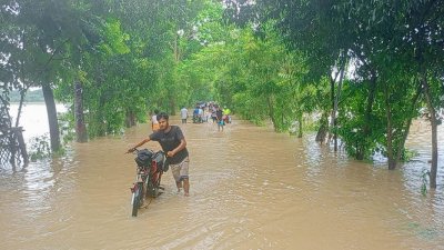 চট্টগ্রামে পাহাড়ি ঢল ও জলাবদ্ধতায় জেলার অন্তত সাড়ে চার লাখ মানুষ পানিবন্দি হয়ে পড়েছেন
