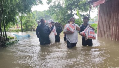 পাহাড়ি ঢল ও জলাবদ্ধতায় জেলার অন্তত সাড়ে চার লাখ মানুষ পানিবন্দি হয়ে পড়েছেন