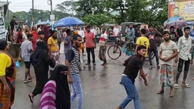 আগৈলঝাড়া উপজেলায় চুরি ও মাদক মামলার এক আসামির মৃত্যুর গুজব ছড়িয়ে থানায় হামলা ও ভাঙচুরের ঘটনা ঘটেছে