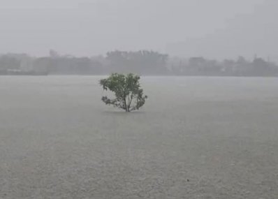 বহু বসতবাড়ি, শিক্ষাপ্রতিষ্ঠান ও গ্রামীণ সড়ক পানির নিচে তলিয়ে যাওয়ায় জনজীবন মারাত্মকভাবে ব্যাহত হচ্ছে