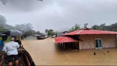পানিতে ডুবে গেছে গোটা ইউনিয়ন, শুরু হয়েছে খাবার সংকট