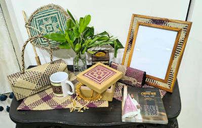 শীতলপাটি দিয়ে তৈরী নানা পন্য দিয়ে সাজানো হয়েছে প্রদর্শনী