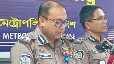 কথা বলছেন কেএমপি কমিশনার মোহাম্মদ জাহিদুল হাসান 