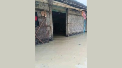 চট্টগ্রামে বন্যায় ডুবে গেছে বসতবাড়ি