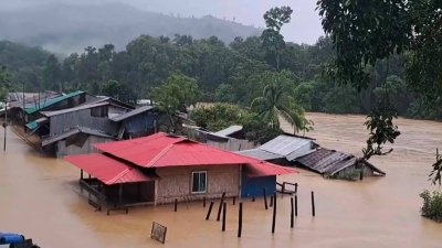 পানিতে ডুবে গেছে গোটা ইউনিয়ন, শুরু হয়েছে খাবার সংকট