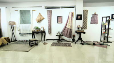 শীতলপাটি দিয়ে তৈরী নানা পন্য দিয়ে সাজানো হয়েছে প্রদর্শনী