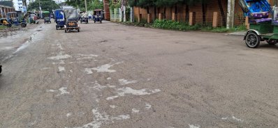 সড়ক সংস্কারে নিম্নমানের সামগ্রী ব্যবহারের অভিযোগ উঠেছে