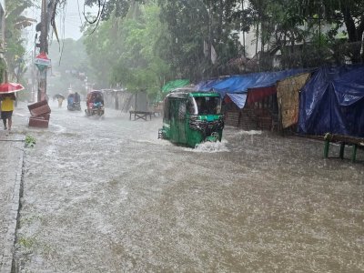 বিভিন্ন অলিগলি ও সড়কে জমেছে হাঁটু পানি (ছবি: নাসিরুল ইসলাম)