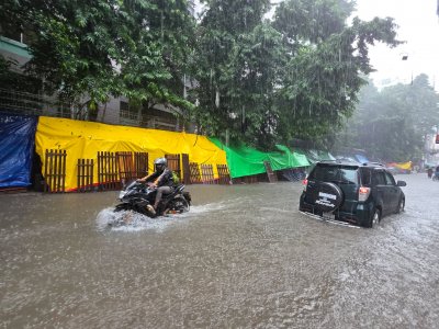 জলাবদ্ধতায় ডুবে গেছে রাজধানীর অনেক এলাকা। ছবি: নাসিরুল ইসলাম
