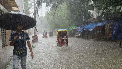 রাজধানীজুড়ে বৃষ্টিতে নাকাল মানুষ। ছবি: নাসিরুল ইসলাম