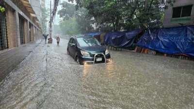 অলি-গলিতে পানি। ছবি: নাসিরুল ইসলাম
