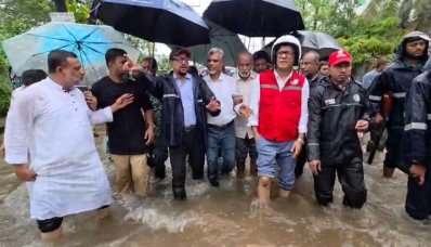 ত্রাণ বিতরণ করতে চট্টগ্রামে প্রতিমন্ত্রী অনিন্দ্য ইসলাম অমিত