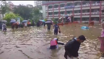 হাঁটু থেকে কোমরসমান পানি মাড়িয়ে পরীক্ষাকেন্দ্র যাচ্ছেন এইচএসসি পরীক্ষার্থীরা