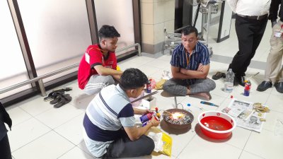 উদ্ধার হওয়া পাউডার গলিয়ে স্বর্ণের বারে রূপান্তর করা হয়
