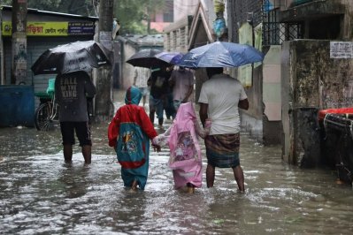 রাস্তায় জমে থাকা পানি মাড়িয়ে স্কুলগামী দুই শিশু শিক্ষার্থী, ছবি: নাসিরুল ইসলাম