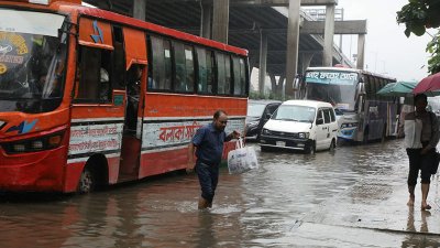 জলাবদ্ধতার কারণে সড়কে ভোগান্তি (ছবি: নাসিরুল ইসলাম) 