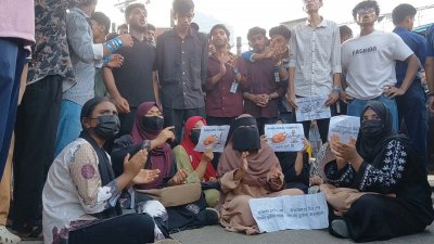 চাঁদপুরে সড়ক অবরোধ ও বিক্ষোভ করেছেন শিক্ষার্থী এবং পরীক্ষার্থীরা