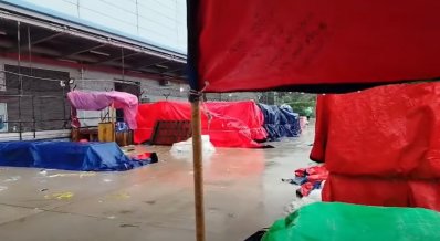 শাহজালালে ভিজছে আমদানি পণ্য, ক্ষতির শঙ্কায় ব্যবসায়ীরা