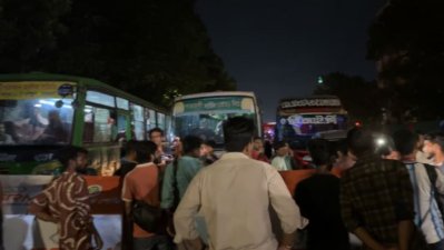 রাতে পুনরায় মানিক মিয়া অ্যাভিনিউতে ছাত্রদের অবরোধ