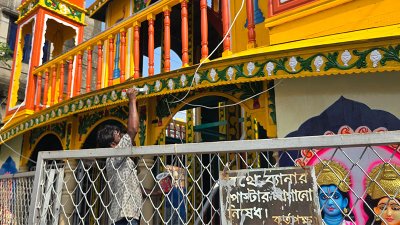 রথে রঙের কাজ করা হচ্ছে