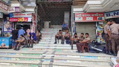 রাজধানীর গুরুত্বপূর্ণ স্থানে অবস্থান নিয়েছে আইনশৃঙ্ক্ষলা বাহিনী