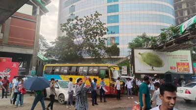 মিরপুর-১০ এ বৃষ্টি উপেক্ষা করে শিক্ষার্থীদের সড়ক অবরোধ