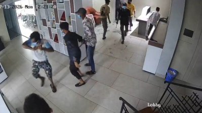 চট্টগ্রাম নগরে দুই কোটি টাকা চাঁদা না পেয়ে দিনদুপুরে একটি ইন্টারনেট সেবাদানকারী প্রতিষ্ঠানে হামলা চালিয়ে ভাঙচুর ও ৩৫ লাখ টাকা লুটের ঘটনা ঘটেছে