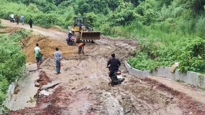 বন্যায় ক্ষতিগ্রস্ত হয়েছে সড়ক