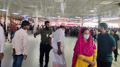 শাহজালাল আন্তর্জাতিক বিমানবন্দরে দর্শনার্থীদের ভিড়