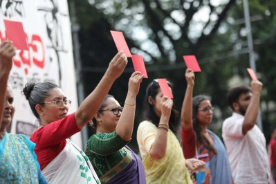 চুক্তিকে প্রতীকী লালকার্ড প্রদর্শন করেন অংশগ্রহণকারীরা। ছবি: আবির আহম্মেদ সুপ্ত/বাংলা ট্রিবিউন