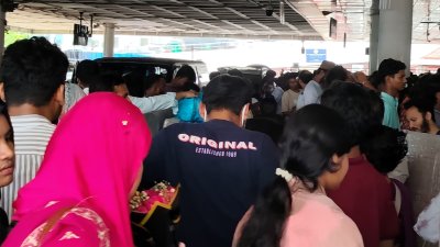 শাহজালাল আন্তর্জাতিক বিমানবন্দরে দর্শনার্থীদের উপচেপড়া ভিড়